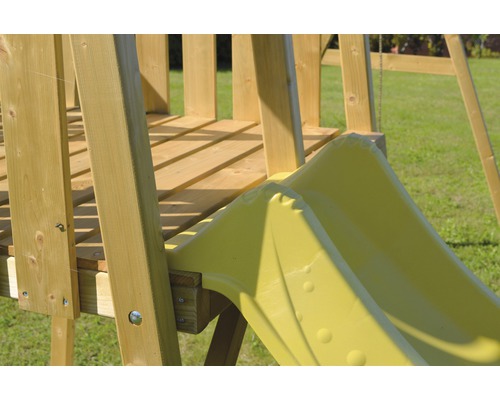 Detailopname van een houten kinderschommel met gele kunststof glijbaan.