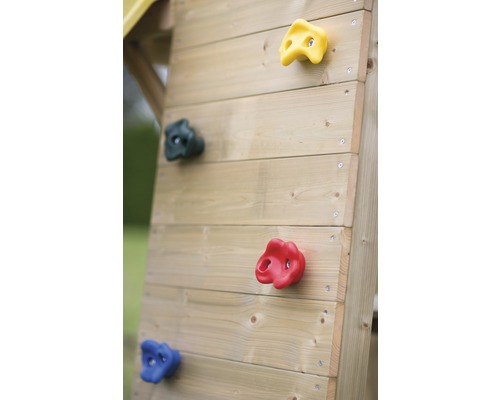 Houten klimwand met kleurrijke klimstenen