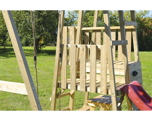 Detailopname van een houten speeltoestel met schommel en glijbaan voor in de tuin.
