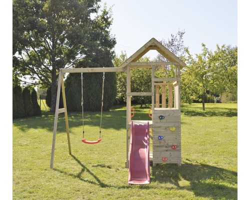 Houten speeltoren met schommel, glijbaan en klimwand in de tuin