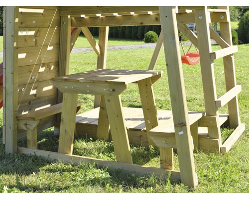 Detailweergave van een speeltoren met houten tafel en zitbanken voor kinderen
