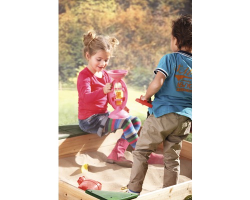 Kinderen spelen met zandspeelgoed in een zandbak.