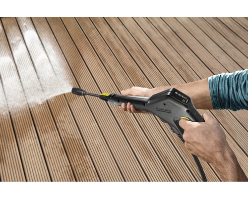 Kärcher hogedrukreiniger in gebruik op een houten terras