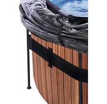 Detail van een outdoor bubbelbad afgedekt met een transparante folie, met houten bekleding en een zwart frame
