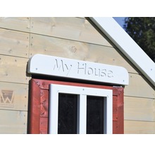 Detail van een houten speelhuis voor kinderen met raam en het opschrift ''My House''.