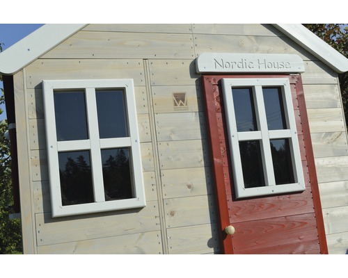 Houten speelhuis met ramen en deur
