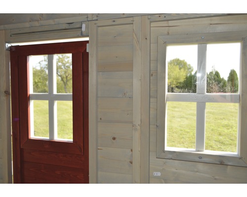 Detailopname van een speelhuis met houten deur en raam