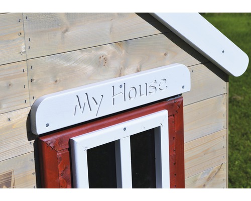 Detailweergave van een houten speelhuis met een rode raamkozijn en het opschrift ''My House''.