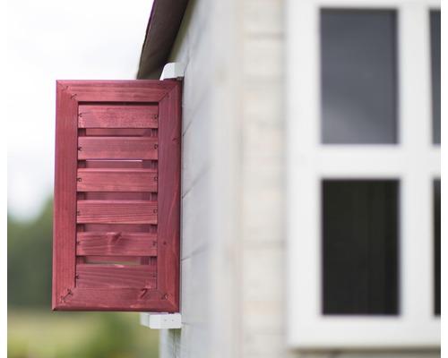 Geopend houten luik aan een gebouw