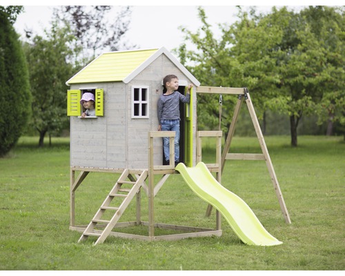 Speelhuis met glijbaan en schommel in de tuin met kinderen