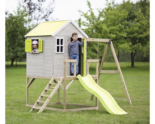 Speelhuis voor kinderen met glijbaan en schommel in de tuin