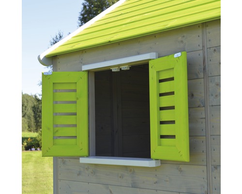 Gedetailleerd beeld van een houten speelhuis met raam en luiken