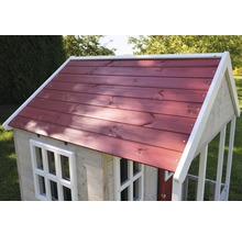 Detail van een speelhuis met ramen en een houten dak