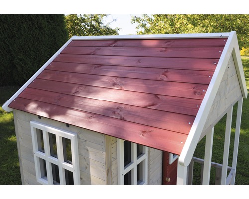 Detail van een speelhuis met ramen en een houten dak