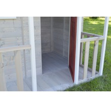 Detailweergave van een houten tuinhuis met open deur en kleine luifel