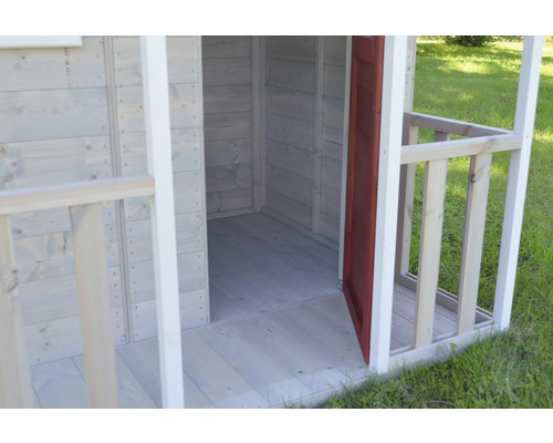 Detailweergave van een houten tuinhuis met open deur en kleine luifel