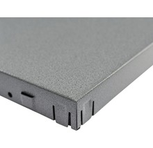 Detailopname van een metalen plaat met uitsparingen