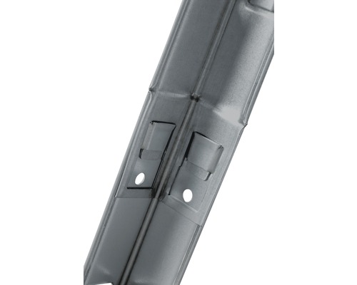 Detailopname van een metalen rail met gaten