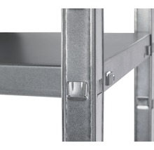 Detailopname van een metalen in elkaar te zetten stellingkast