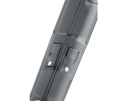 Detail van een metalen stellingframe met gaten voor bevestiging