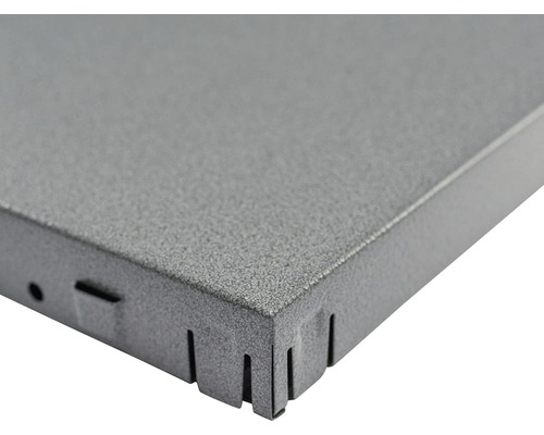 Detailaanzicht van een metalen plaat met uitsparingen