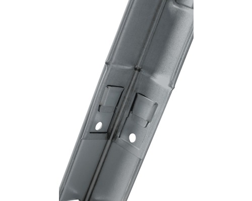 Detailopname van een metalen profiel met uitsparingen en gaten voor bevestigingen