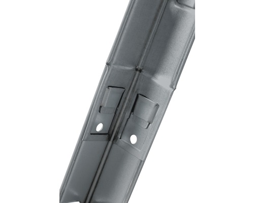 Detail van een metalen profiel met gaten