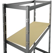 Detailopname van een magazijnstelling met metalen frame en een niveau