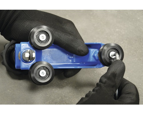 Blauwe gereedschapshouder met zwarte rollen en hand met werkhandschoen