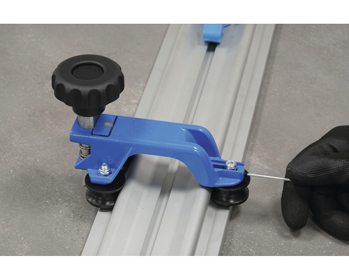 Detailopname van een tegelsnijder in gebruik met een tegelrail