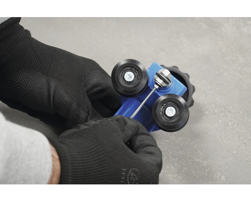 Gebruiker stelt gereedschap op rollen af met inbussleutel