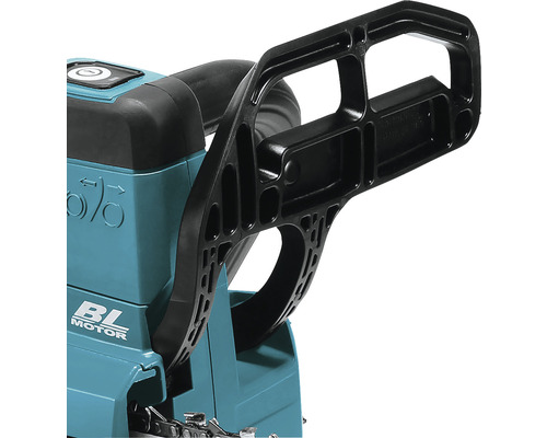 Detailopname van een kettingzaag met handbeschermbeugel