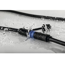 Waterdichte stroomkabelverbinding met blauwe elementen onder waterspetters