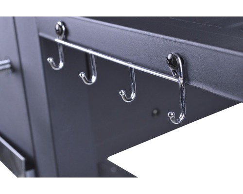 Gedetailleerde weergave van een barbecue met haken voor het opbergen van barbecueaccessoires