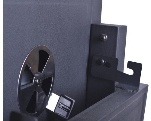 Detailopname van een kachel met luchtregelaar en beugel