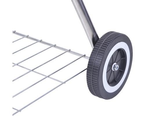 Detailopname van een barbecuekar met een wiel en een draadrek.