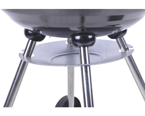 Detailweergave van een kogelbarbecue met opbergvak