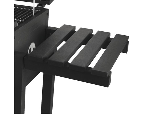 Detailopname van een houtskoolbarbecue met zijplank