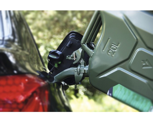 Close-up van een 20 liter brandstof jerrycan met vulhals op de auto.