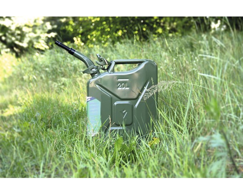 Brandstof jerrycan met een inhoud van 20 liter in het gras