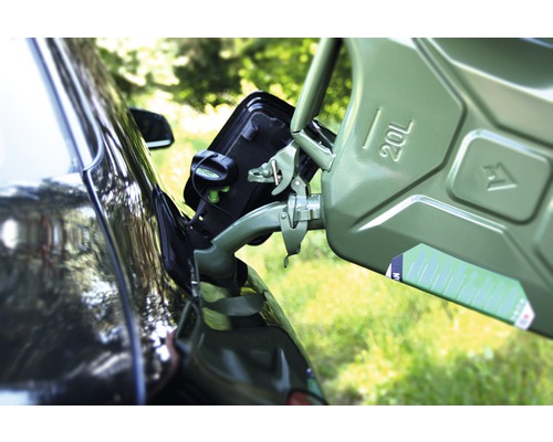 Een 20 liter brandstof jerrycan wordt in een auto gegoten.