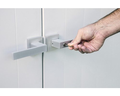 Detailopname van een afsluitbare deurkruk met sleutel