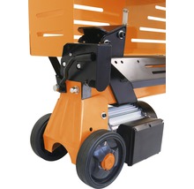 Detail van een houtklover met wielen voor transport