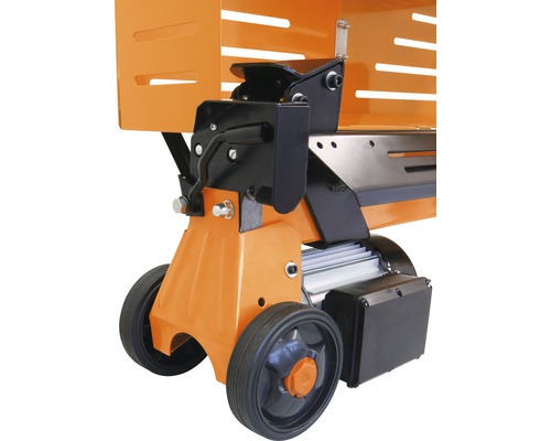 Detail van een houtklover met wielen voor transport