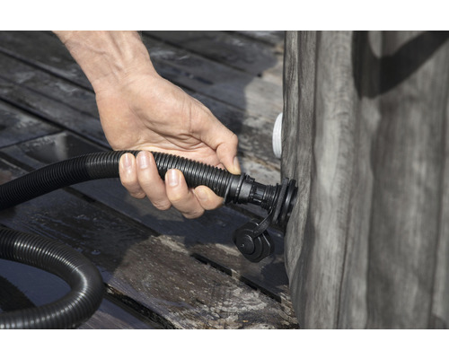 Persoon sluit afvoerslang aan op bubbelbad