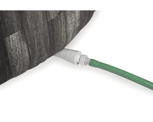 Tuinslang aangesloten op een zwembad met houten bekleding