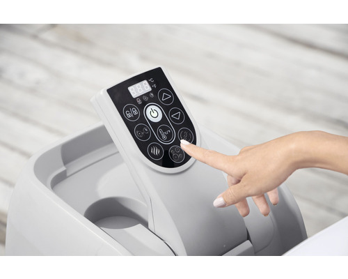 Bedieningspaneel van een bubbelbad met display en knoppen, een hand drukt op een knop