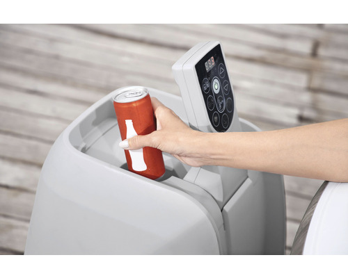 Een persoon plaatst een blikje frisdrank in een bubbelbad met geïntegreerde bekerhouder.