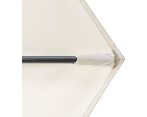 Detailopname van een parasol met lichte stof en donker frame