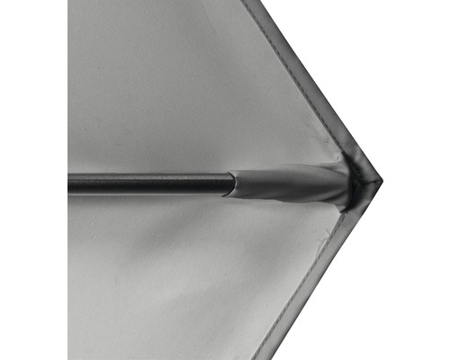 Detailopname van een hoek van een parasol met stoffen bekleding en metalen frame